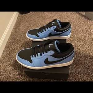 Air Jordan 1 Low University Blue Black
553558-403 (10.5)